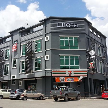 L Hotel Simpang Renggam Exterior photo