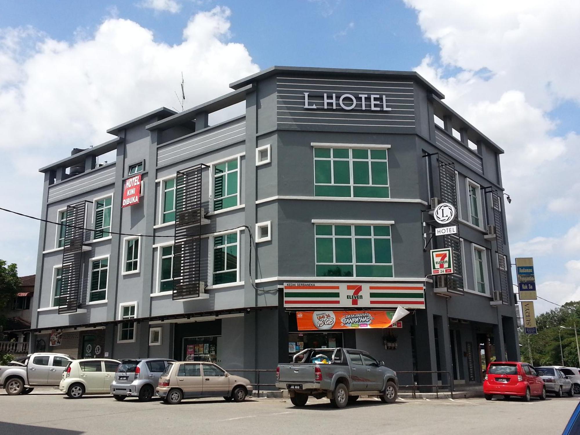 L Hotel Simpang Renggam Exterior photo
